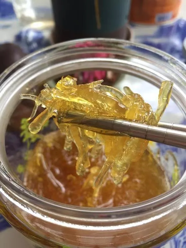 纯手工～一次成功的蜂蜜柚子酱 柚子，90%的人只会把果肉吃了，皮扔掉。其实，柚子皮也能食用，而且有止咳功效，白色的那层厚皮也可以做菜肴，一般用作焖鸡、鸭、鹅也可
